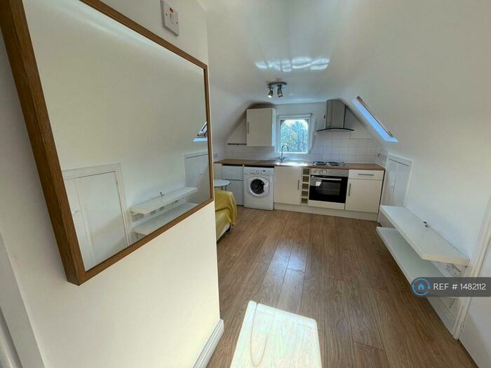 Studio To Rent In Chigwell Road, Woodford Green, IG8