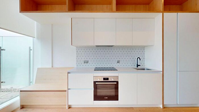 1 Bedroom Flat To Rent In Great West Road, Brentford, TW8
