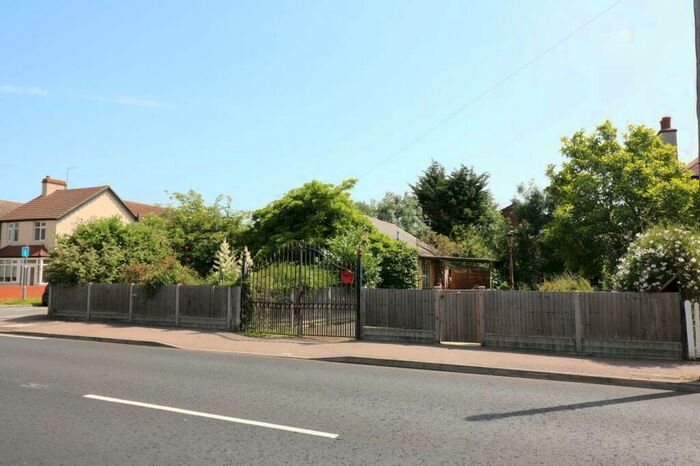 3 Bedroom Detached Bungalow To Rent In Churchgate Road, Cheshunt, EN8