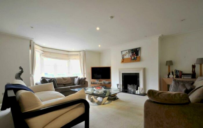5 Bedroom Semi-Detached House To Rent In Mountview Close, Hampstead Garden Suburb, NW11