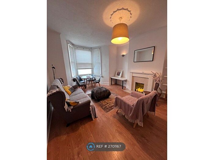 2 Bedroom Flat To Rent In Lichfield Road, London, NW2