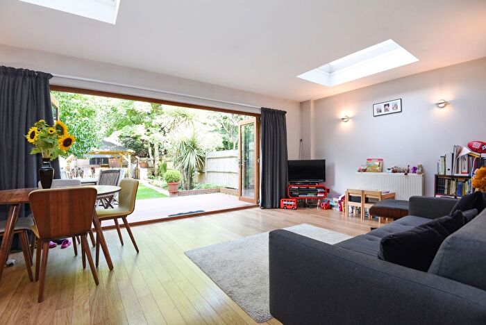 2 Bedroom Flat To Rent In Merton Road, Wimbledon, London, SW19