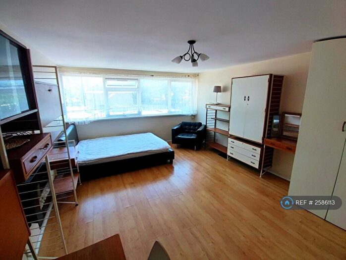 Studio To Rent In Lyndum Court, London, N22