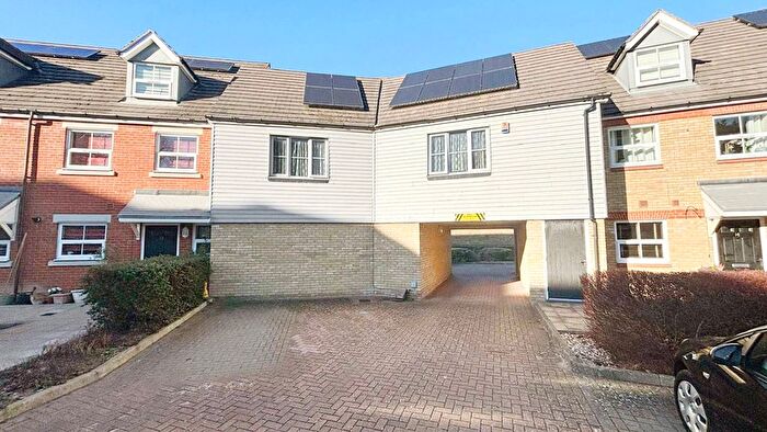 2 Bedroom Flat For Sale In Weir Road, Bexley, Kent, DA5