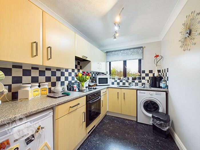 2 Bedroom Flat For Sale In Globe Lane, Blofield, Norwich, NR13