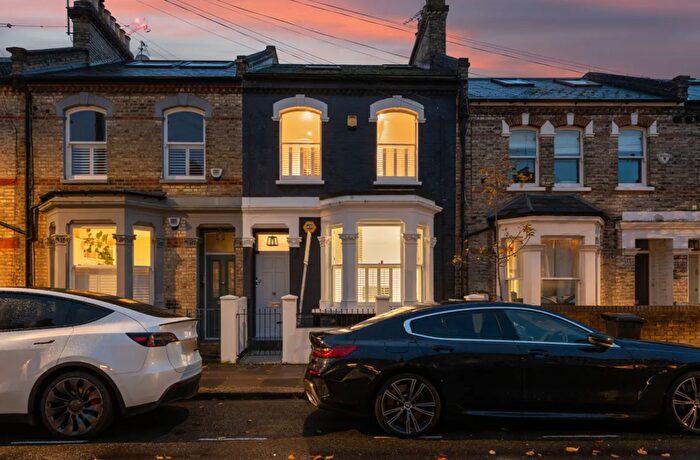 2 Bedroom Flat For Sale In Chaldon Road, Fulham, SW6