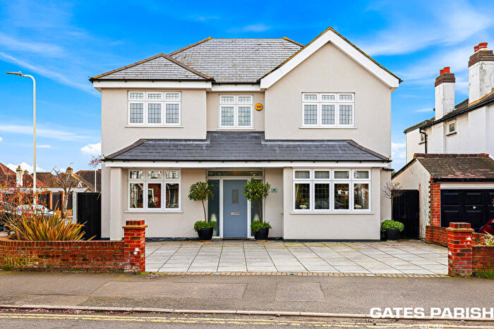 4 Bedroom Detached House For Sale In Springfield Gardens, Upminster, RM14