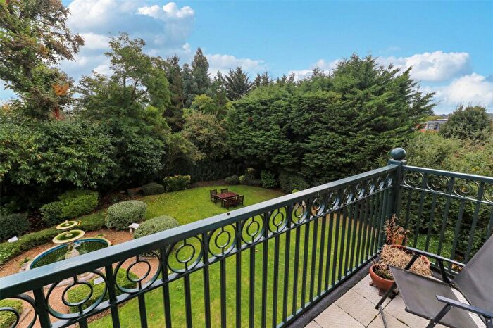 3 Bedroom Apartment For Sale In The Ridgeway, Enfield, Middlesex, EN2
