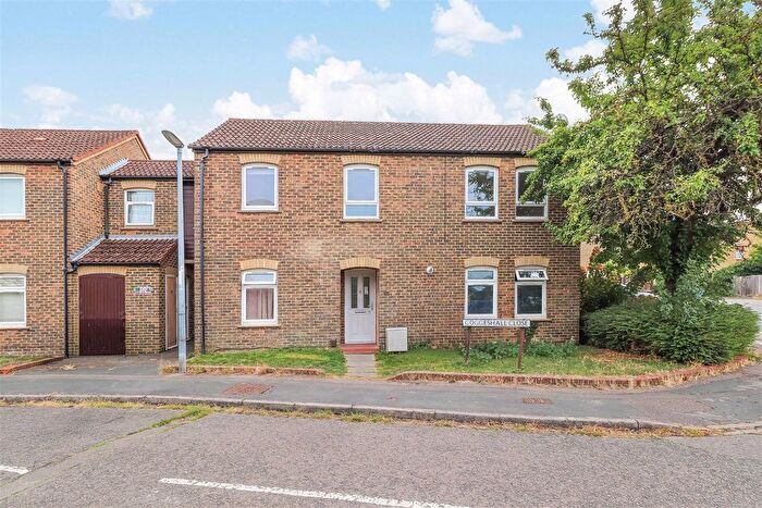 2 Bedroom Flat For Sale In Coggeshall Close, Cambridge, CB5
