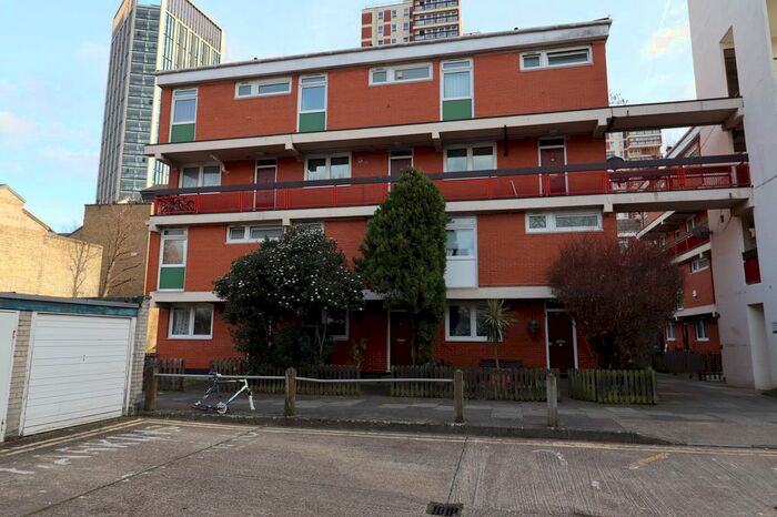 3 Bedroom Maisonette To Rent In Canada Estate, London SE16