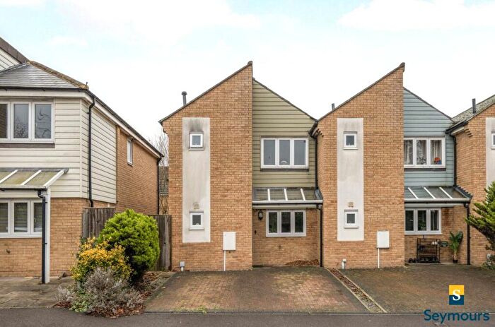 3 Bedroom End Of Terrace House For Sale In Jacobs Green, Guildford, Surrey, GU1