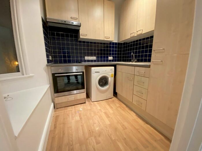 2 Bedroom Apartment To Rent In The Gardens, East Dulwich, London, SE22