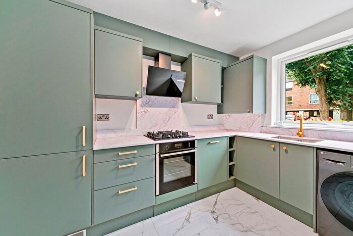 2 Bedroom Flat To Rent In Sandringham Court, Arragon Road, Twickenham, TW1