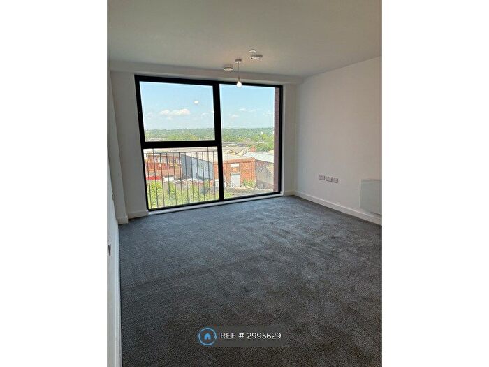 2 Bedroom Flat To Rent In Ford Lane, Manchester, M6
