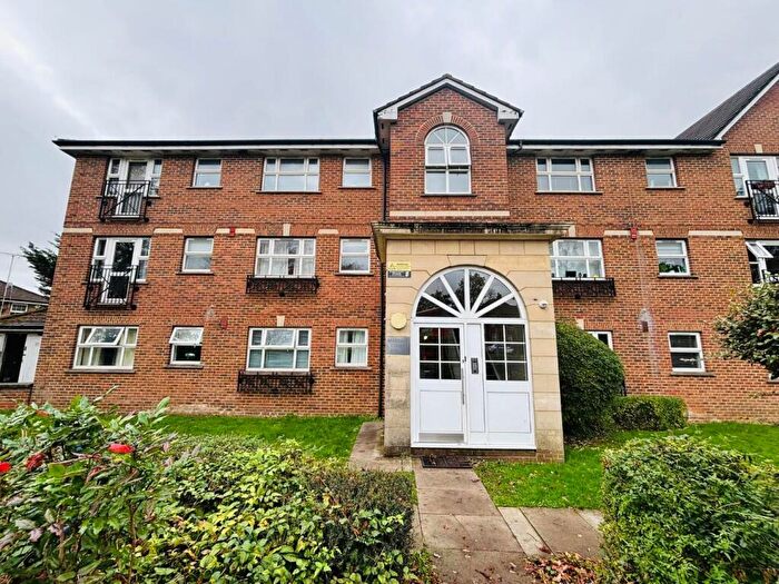 2 Bedroom Flat For Sale In Page Street, Mill Hill, NW7