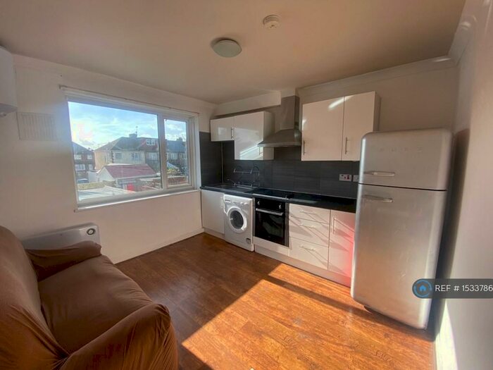 1 Bedroom Flat To Rent In Crow Lane, Romford, RM7