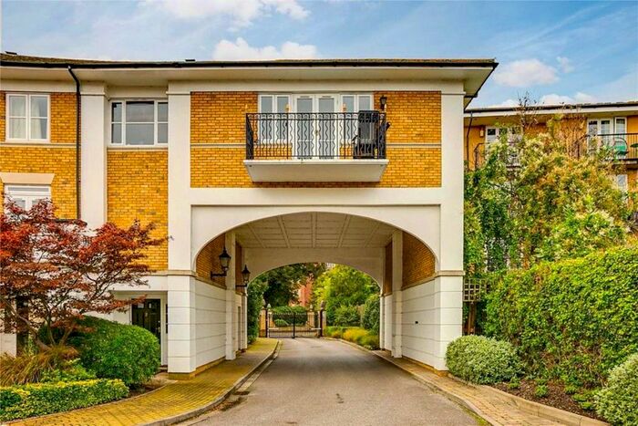 3 Bedroom Flat To Rent In Thames Crescent, London, W4