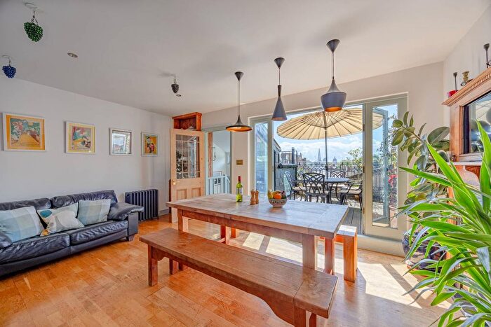 3 Bedroom Maisonette To Rent In Great Percy Street, Clerkenwell, London, WC1X