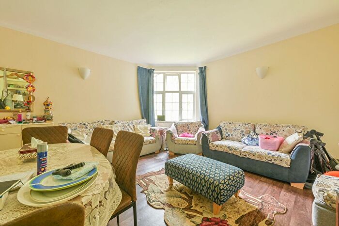 3 Bedroom Flat For Sale In Mount Avenue, Ealing, London, W5