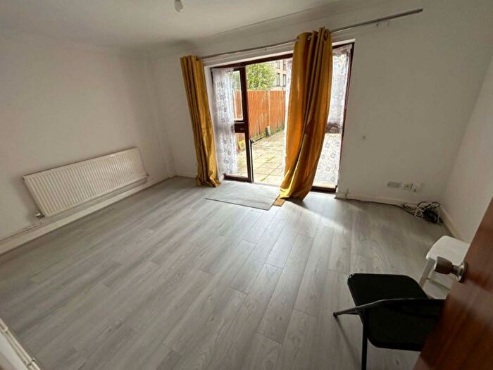 4 Bedroom Maisonette To Rent In Metropolitan Close, London, E14