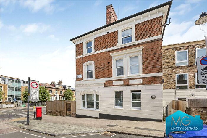 3 Bedroom Flat For Sale In Brecknock Road, Holloway, London, N19
