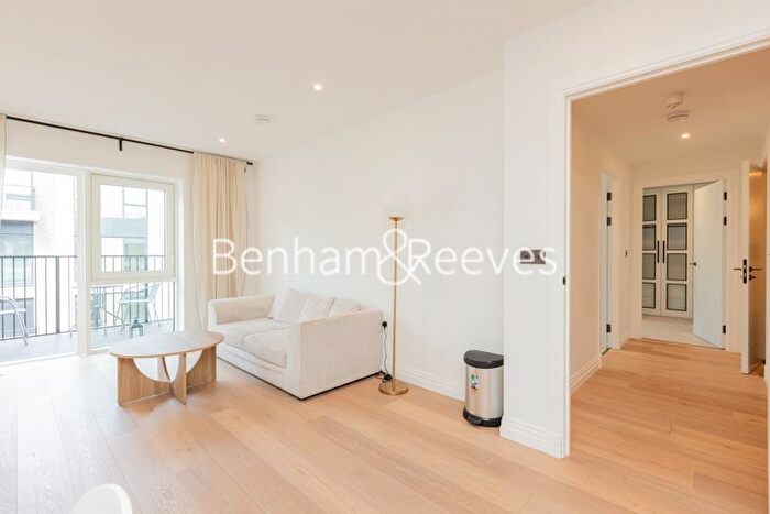 2 Bedroom Flat To Rent In Lockgate Road, London, SW6