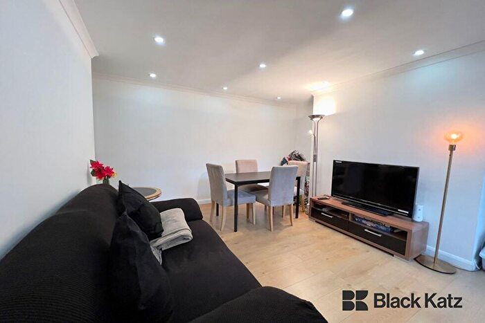 3 Bedroom Flat To Rent In Browning Street, Elephant And Castle, SE17