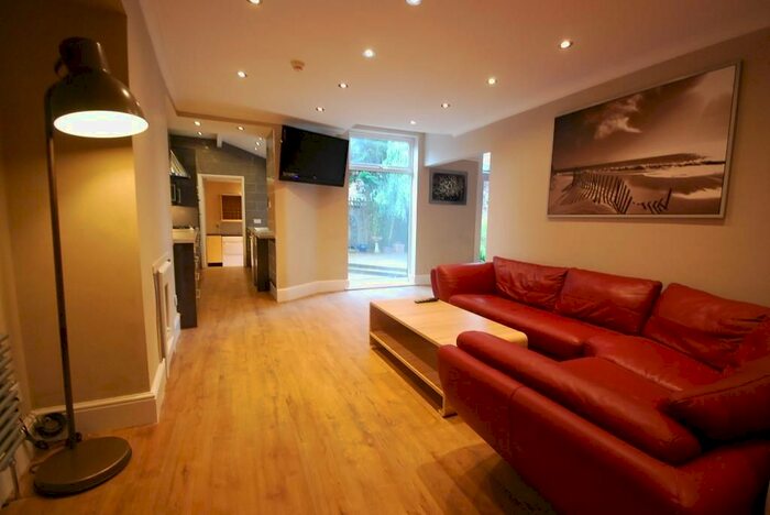 8 Bedroom Semi-Detached House To Rent In Ashlyn Grove, Fallowfield, Manchester, M14