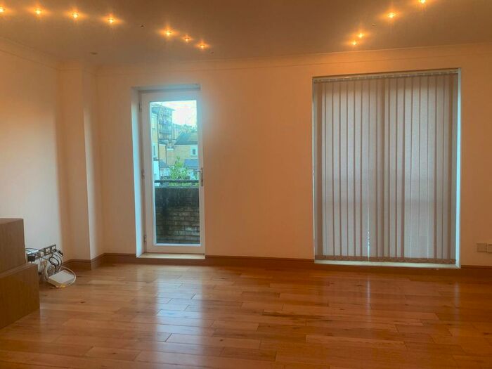 4 Bedroom Semi-Detached House To Rent In Coverdale Road, London N11