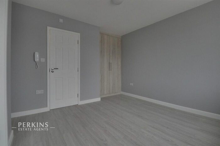 Studio To Rent In Longhook Gardens, Northolt, UB5