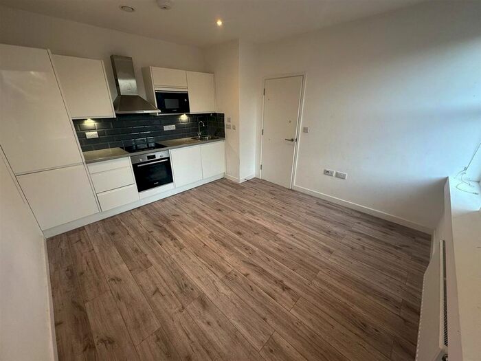 2 Bedroom Flat To Rent In Rickfords Hill, Aylesbury, HP20