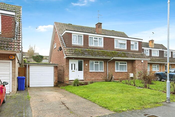 3 Bedroom Semi Detached House For Sale In Grove Park Avenue, Sittingbourne, Kent, ME10