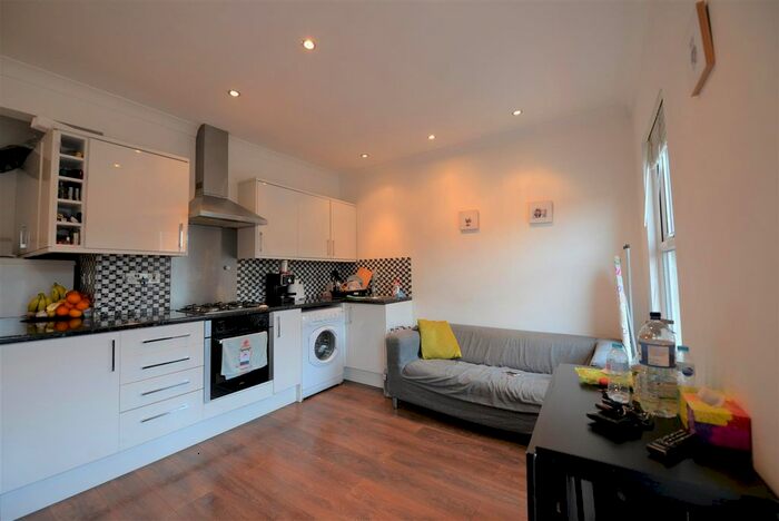1 Bedroom Flat To Rent In Chigwell Road, Woodford Bridge, Essex, IG8