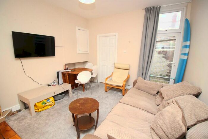 3 Bedroom Flat To Rent In Newlands Road, Newcastle Upon Tyne, NE2