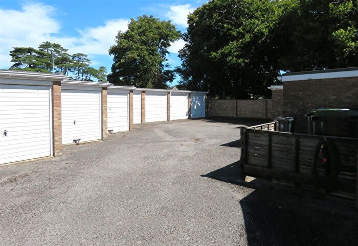 2 Bedroom Flat To Rent In Beacon Drive, Highcliffe, Christchurch, BH23