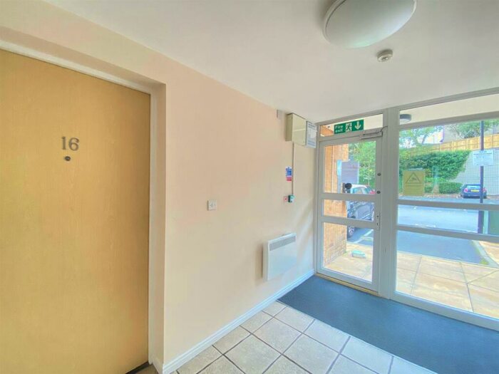 2 Bedroom Apartment To Rent In Halifax Road, Huddersfield, HD3