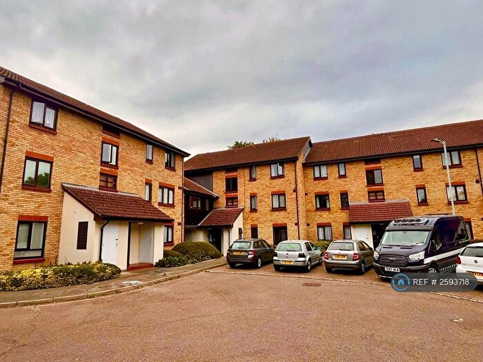 1 Bedroom Flat To Rent In King Arthur Court, Cheshunt, EN8