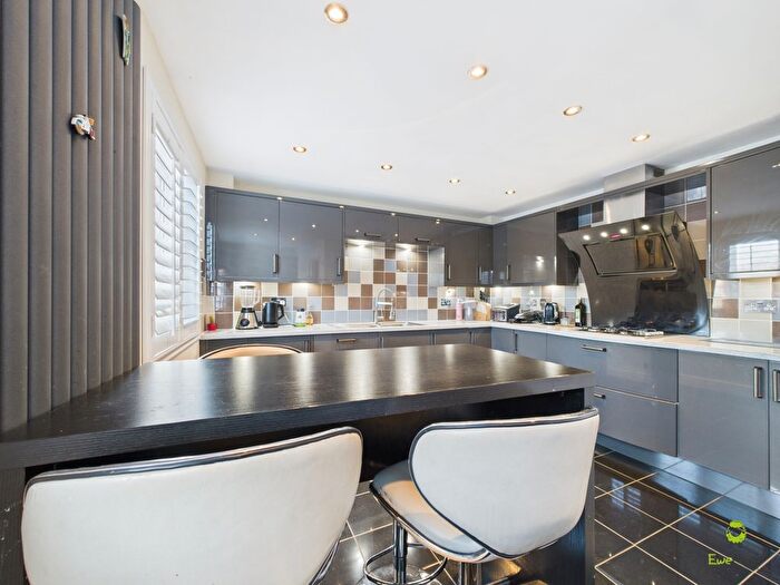 5 Bedroom Town House For Sale In Pinewood Place, Dartford, Kent, DA2