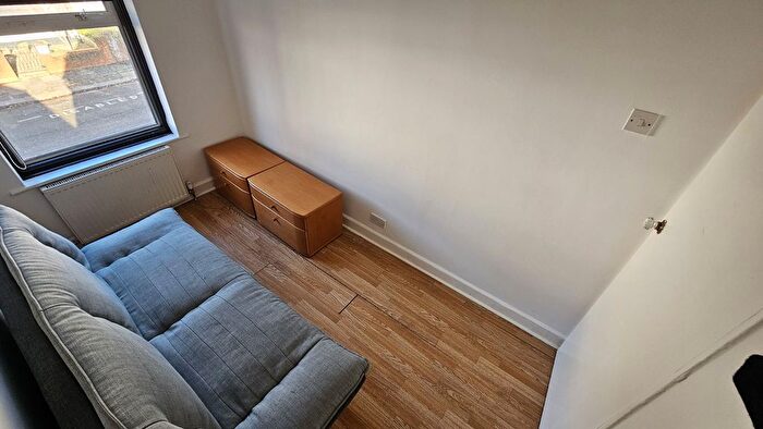 5 Bedroom Flat To Rent In Elmbank Way, London, W7