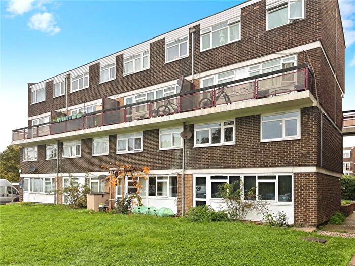 3 Bedroom Flat For Sale In Wessex Close, Kingston Upon Thames, KT1