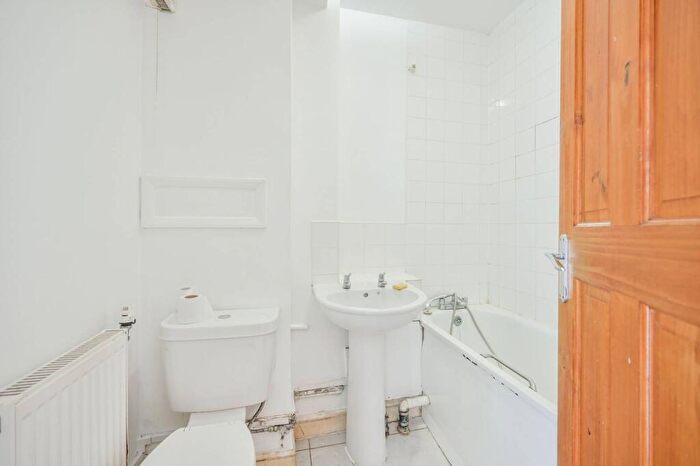 2 Bedroom Terraced House For Sale In Chesthunte Road, Wood Green, London, N17