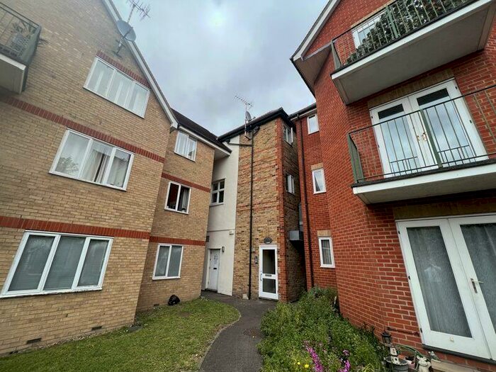 1 Bedroom Flat To Rent In Victoria Avenue, Southend-On-Sea, SS2