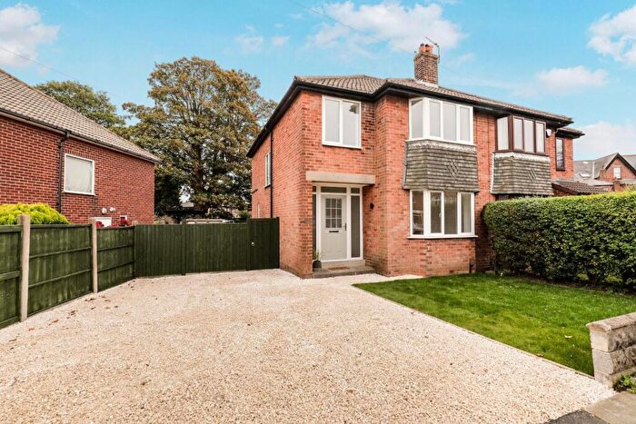 3 Bedroom Semi-Detached House For Sale In Kingsley Close, Harrogate, HG1