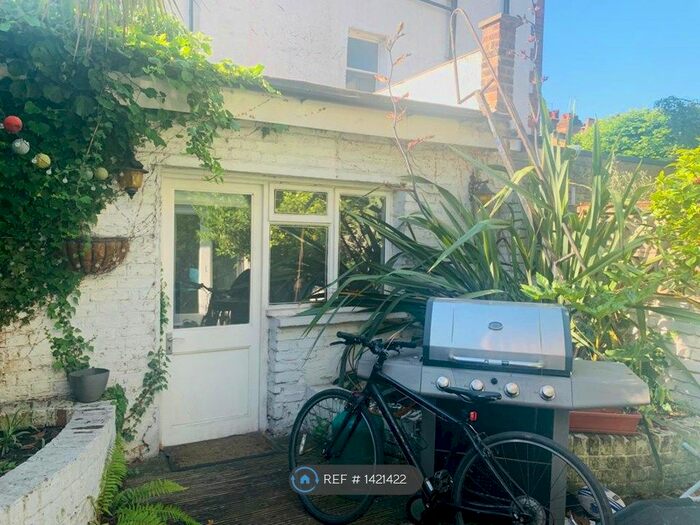 2 Bedroom Flat To Rent In Clapham Common West Side, London, SW4