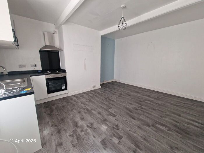 1 Bedroom Flat To Rent In Manns Buildings, Batley, WF17