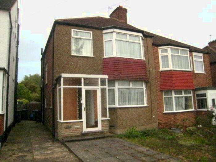 3 Bedroom Semi-Detached House To Rent In Sherrards Way, Barnet, EN5