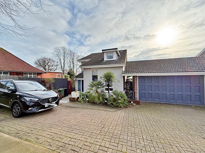 4 Bedroom Link Detached House For Sale In Havant Road, Cosham, Portsmouth, PO6