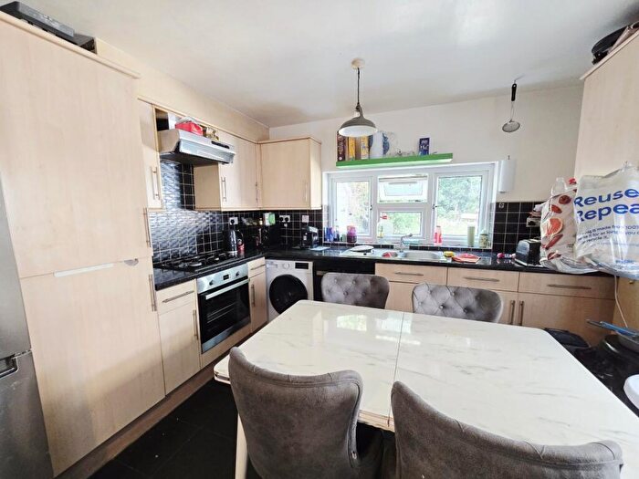 4 Bedroom Flat To Rent In Graham Road, E8