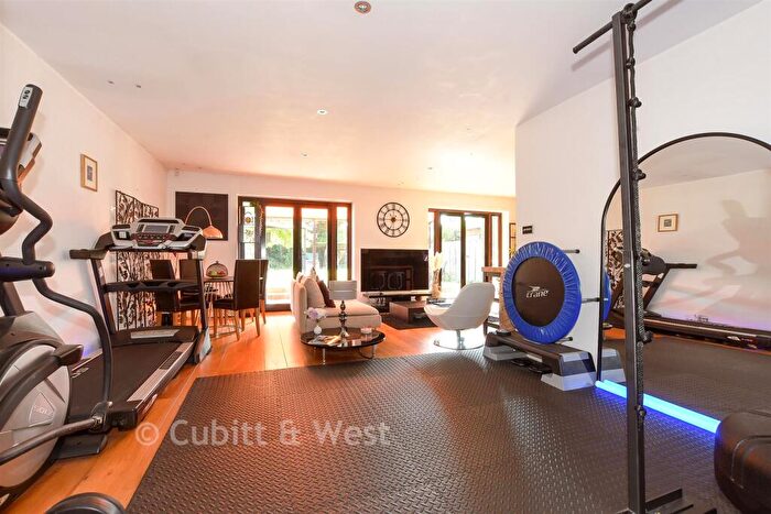 4 Bedroom Detached Bungalow For Sale In Wolverton Gardens, Horley, Surrey, RH6