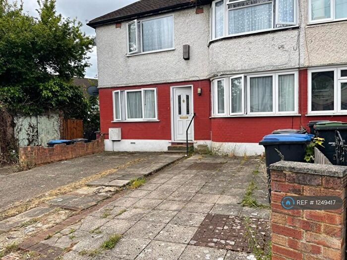 2 Bedroom Flat To Rent In Crest Drive, Enfield, EN3